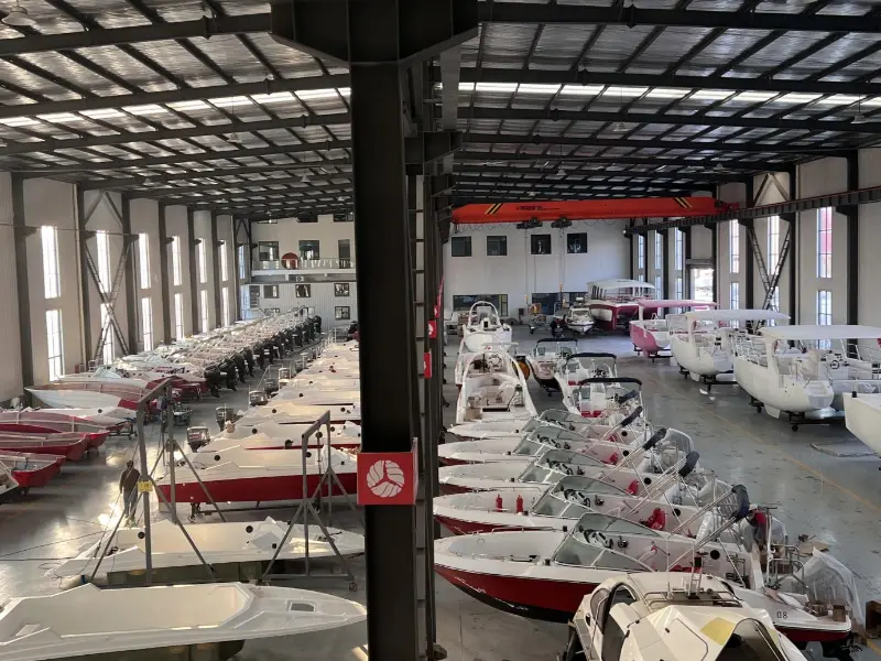 Lawada® යාත්‍රාව BIJIA කඳුකරයේ ජල තත්ත්‍වයන් සඳහා විෙශේෂෙයන් නිර්මාණය කර ඇති අභිරුචි-සාදන ලද ස්පීඩ් බෝට්ටු කට්ටල 42 ක් ලබා දෙනු ඇත.