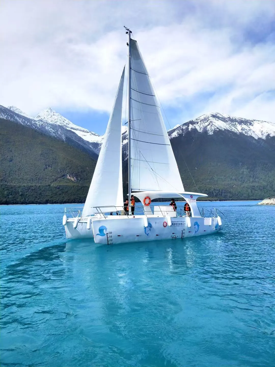 Catamaran රුවල් බෝට්ටු මෙලෙස නිර්මාණය කර ඇත්තේ ඇයි?